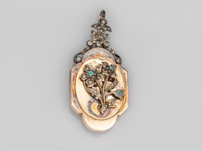 une image représentant un cadenas doré orné d'une fleur