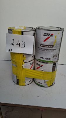 deux pots de peinture posés sur une table, avec une étiquette accrochée dessus