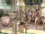 une vitrine en verre sur laquelle sont disposées de nombreuses figurines