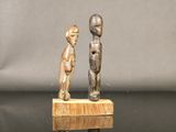 deux figurines en bois représentant un homme et une femme, posées sur une table
