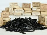 un tas d'attaches en plastique noir sur une surface blanche