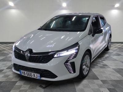 la voiture blanche est garée sur un sol en damier dans le garage