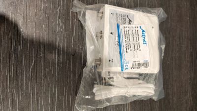 un sac en plastique contenant du dentifrice posé sur une table