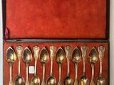 plusieurs cuillères dans un coffret en bois doublé de velours rouge