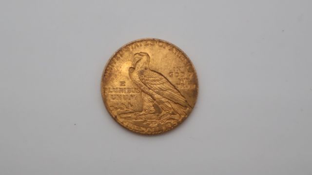 Une pièce de monnaie en or à valeur faciale de cinq dollars USA t...