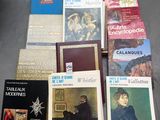 Plusieurs livres sont posés par terre, les uns à côté des autres.