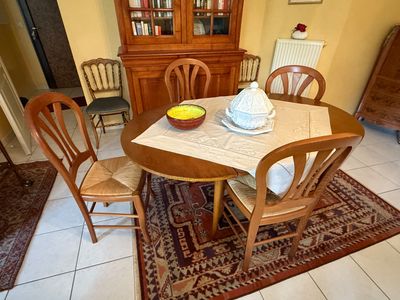 Table de style Louis Philippe avec allonge et suite de 4 cha…