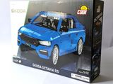 une petite voiture bleue dans la boîte sur la table