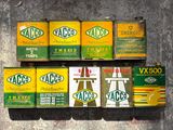 Plusieurs paquets de cigarettes de différentes marques sont empilés les uns sur les autres.