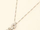 un collier en or blanc et diamants orné d'un pendentif en forme de cœur