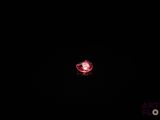 l'image d'une lumière rouge dans l'obscurité