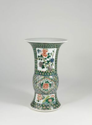 une image représentant un vase sur lequel sont peints des fleurs et des oiseaux