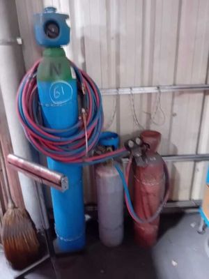 une borne d'incendie et un tuyau d'arrosage dans une pièce