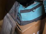 une valise bleue posée sur une boîte dans une pièce