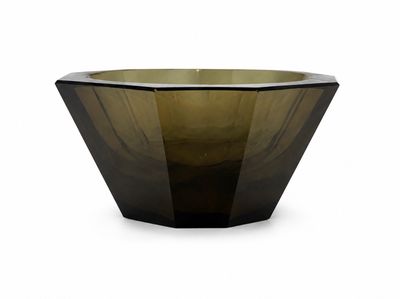une image représentant un bol en verre marron sur fond blanc