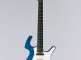 une guitare électrique bleue suspendue à une ficelle sur un fond blanc