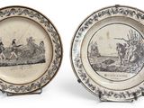 deux assiettes sur lesquelles figurent l'image d'un homme à cheval et celle d'un homme sur un cheval