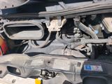 une photo d'un moteur de voiture avec le capot ouvert