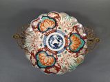 une image représentant une assiette décorative ornée de fleurs et de feuilles
