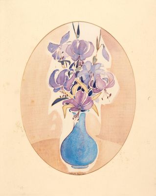 un tableau représentant un vase bleu contenant des fleurs violettes