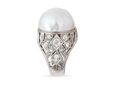 gros plan d'une bague en perles et diamants sur fond blanc