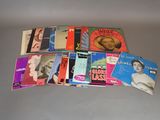 beaucoup de livres de musique posés sur la table