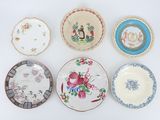 six assiettes ornées de motifs différents, posées sur un fond blanc