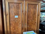 une armoire en bois sur laquelle est posé un livre