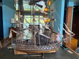 une maquette de bateau exposée dans une pièce