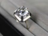 une bague posée sur le couvercle d'une boîte