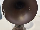 une enceinte marron posée sur une table blanche