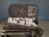 une valise remplie d'objets, posée sur une table