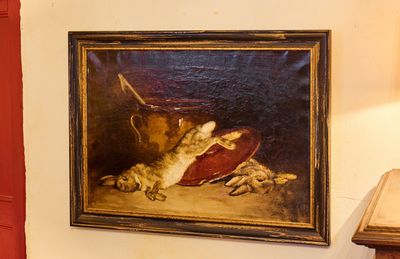 un tableau représentant un chat allongé sur une table
