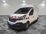 la camionnette blanche est garée sur le sol en damier d'une pièce