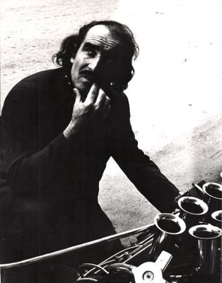 Christophe Pulver Jean Tinguely pose devant Pit Stop en 1984…