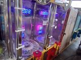 une machine sur laquelle est fixée une horloge à l'avant