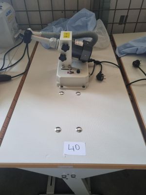 une machine à coudre posée sur une table encombrée