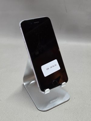 un téléphone portable posé sur un support