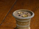 une table en bois sur laquelle est posé un bougeoir