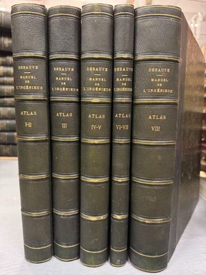 Six vieux livres sont alignés sur une table dans une bibliothèque