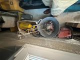 une image d'un garage avec beaucoup d'outils