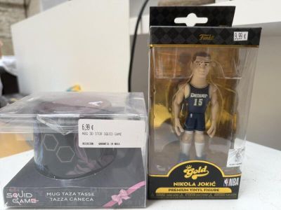 Lot comprenant une figurine NBA Funko Gold Nikola Jokic Denv…