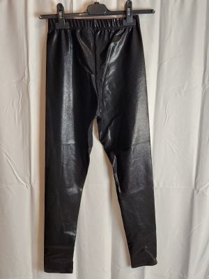 un pantalon en cuir noir suspendu à un cintre