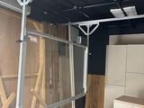 une photo d'un garage avec beaucoup de bois