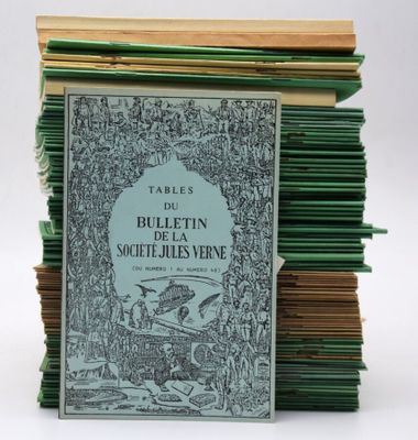 une pile de livres empilés les uns sur les autres sur une table