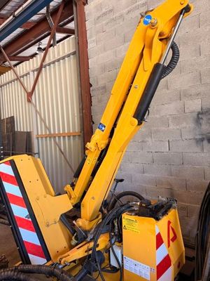 une grue jaune posée sur un immeuble