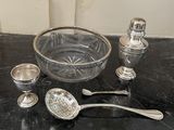 beaucoup d'objets en argent sur la table