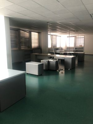 une salle où se trouvent plusieurs bureaux
