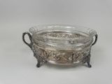 un plat en argent ancien muni de poignées, sur fond blanc