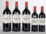 quatre bouteilles de vin sont alignées